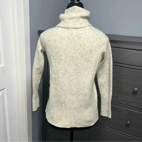 Aritzia - Community  Sweater - Picture 3 of 6